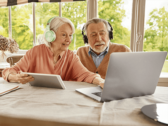 Anziani su un computer