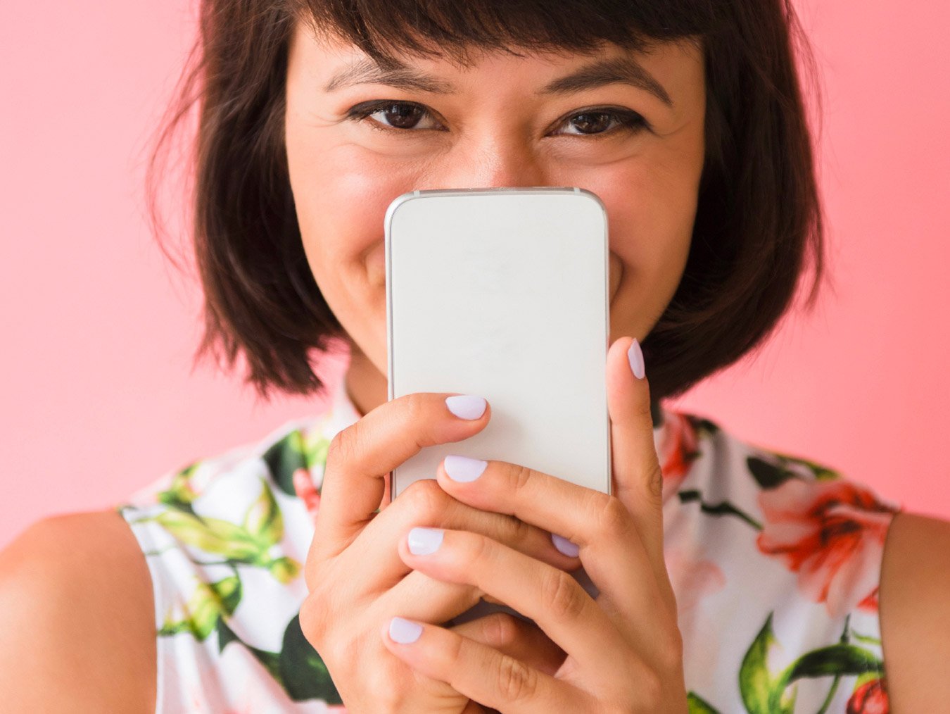 Femme souriante avec un smartphone