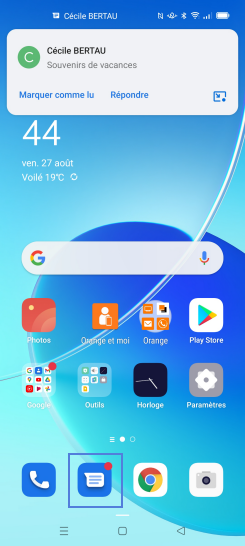 Étape 1 : L'arrivée d'un message est signalée par une bulle, en haut de l'écran.Pour lire le contenu de cette notification, appuyez sur Messages.