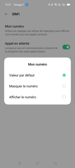 Étape 8 : Choisissez l'une des options proposées en appuyant sur le bouton correspondant :Valeur par défaut : en fonction des services activés sur le réseau.Masquer le numéro : votre numéro est caché pour vos interlocuteurs.Afficher le numéro : votre numéro est visible pour vos interlocuteurs.La manipulation sera la même pour l'autre carte SIM.