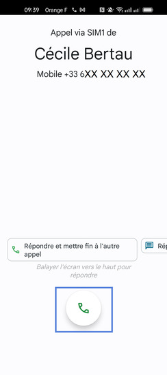 Étape 2 : Lorsqu’un correspondant vous appelle alors que vous êtes déjà en communication, vous avez deux possibilités :Faites glisser l'icône téléphone vert vers le haut pour prendre le second appel. L'appel en cours sera mis en attente.