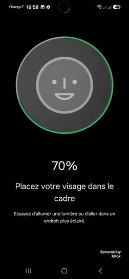 Étape 11 : Maintenez votre visage au centre du cercle pour vous (image ci-contre pour les besoins d'illustration).Lorsque les 100% sont atteints, votre visage est enregistré.