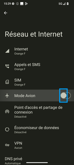Étape 4 : Appuyez sur le bouton virtuel correspondant à Mode Avion, il glisse vers la droite et son pourtour change de couleur.