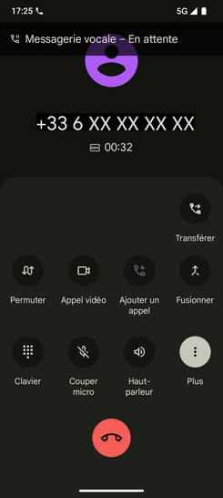 Étape 4 : Gestion du double appel : choisissez l'action que vous voulez effectuer. Permuter pour passer d'un interlocuteur à l'autre.Passer un appel vidéo. (si possibleAjouter un appel (ici, fonction grisée).Fusionner (la communication initiale et la seconde).Transférer le correspondant avec lequel vous êtes.À l'issue, appuyez sur la pastille rouge pour mettre fin à la communication.Nous sommes là pour vous assurer une transition fluide entre vos appels, afin que vous puissiez communiquer sans interruption.