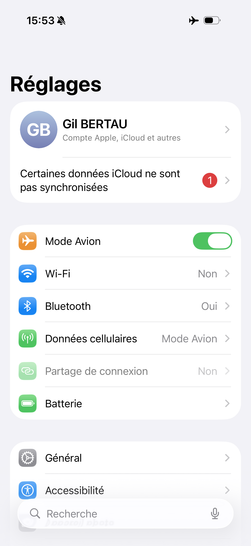 Étape 3 : Le Mode Avion est activé.un pictogramme représentant un avion s'affiche en lieu et place de celui du réseau.Pour désactiver le Mode Avion, faites la manipulation inverse : le bouton virtuel glissera vers la gauche et le pourtour redeviendra gris.Nous sommes là pour vous accompagner dans chaque étape de l'utilisation de votre iPhone sous iOS26, en assurant une expérience fluide.