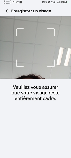 Étape 5 : Tenez le téléphone face à vous (votre visage au centre de l'encadré blanc) pour procéder à l'enregistrement complet de votre visage dans la zone d'identification.