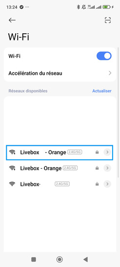 Étape 3 : Lorsque le Wi-Fi est activé, le mobile recherche les différents routeurs (Box) Wi-Fi disponibles.Choisissez l'équipement auquel vous désirez vous connecter (Livebox ; Airbox ; Flybox). Dans notre exemple, Livebox.