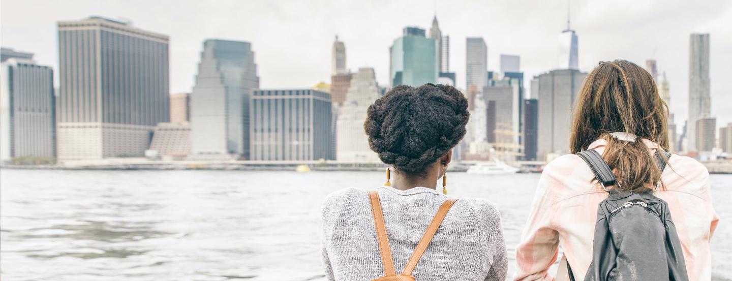 2 personnes regardent les building de Manhattan depuis l'Hudson river